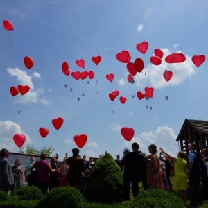 Servus Hochzeitsband Impressionen - rote Glückwunsch-Ballonherzen