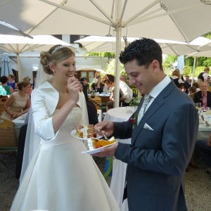 Servus Hochzeitsband Impressionen - Brautpaar ißt Hochzeitstorte