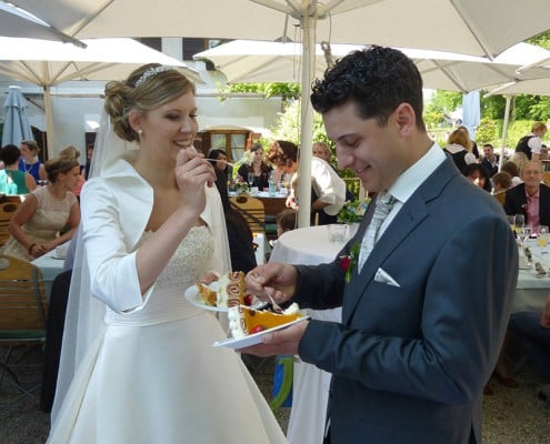 Servus Hochzeitsband Impressionen - Brautpaar ißt Hochzeitstorte