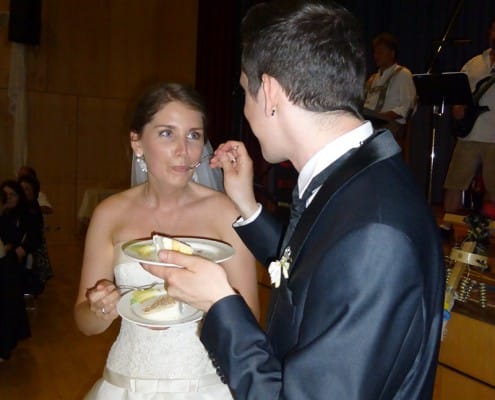 Servus Hochzeitsband Impressionen - Brautpaar mit Hochzeitstorte