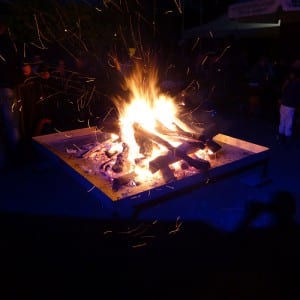 Servus Hochzeitsband Impressionen - Lagerfeuer bei Nacht