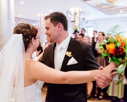 Hochzeitsimpressionen - Brautpaar tanzt